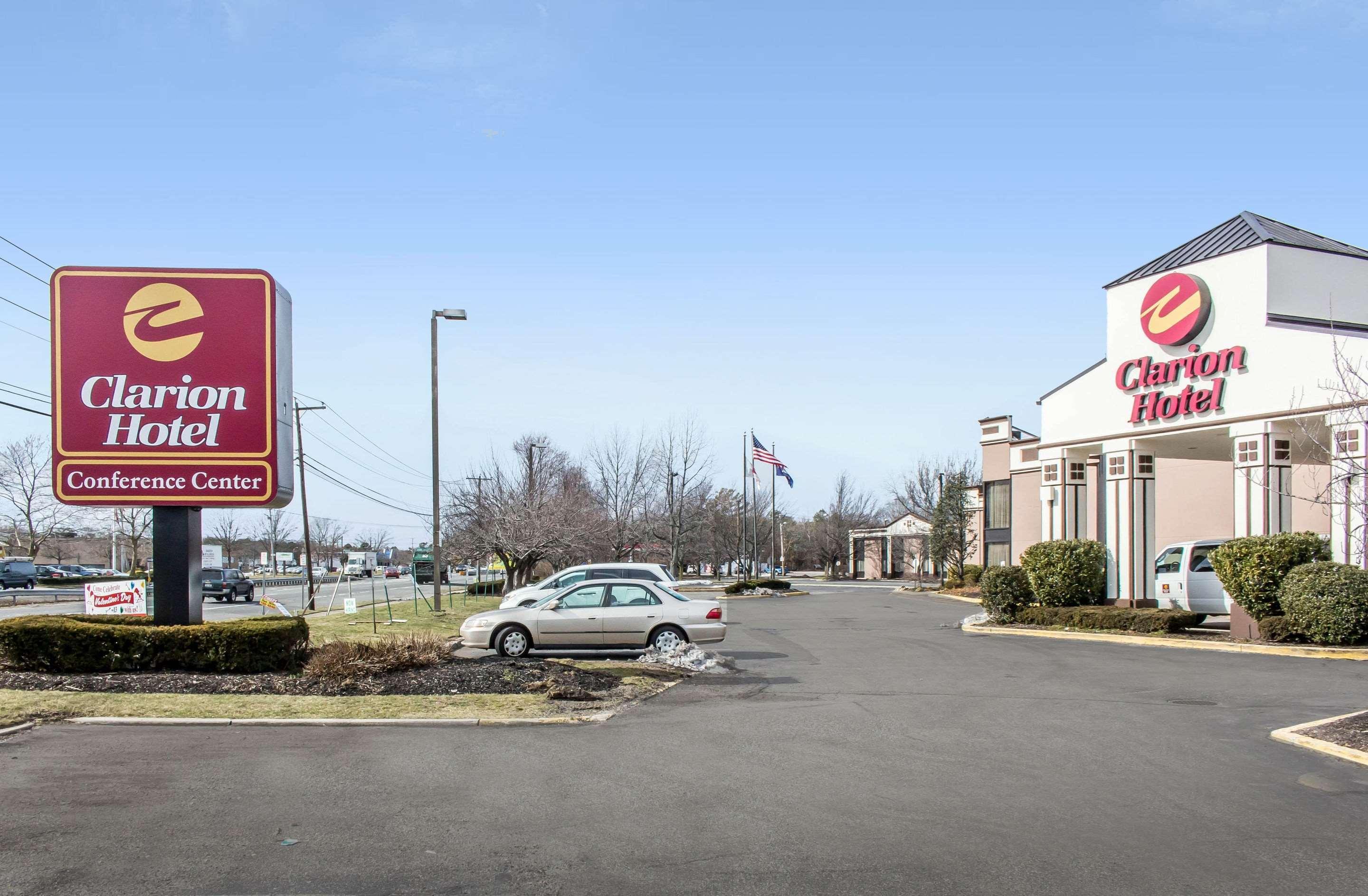 Clarion Hotel And Conference Center Ronkonkoma Exterior photo